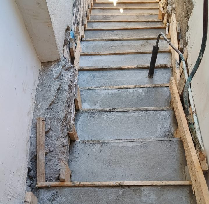 Pendant les travaux de rénovation d'escalier